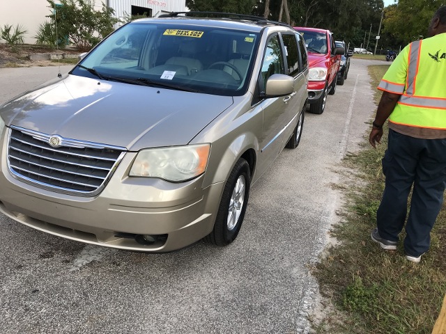 2A8HR54189R607137-2009-chrysler-town-and-country-0