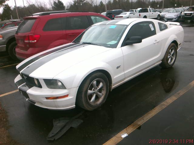 1ZVHT82H385194143-2008-ford-mustang-0