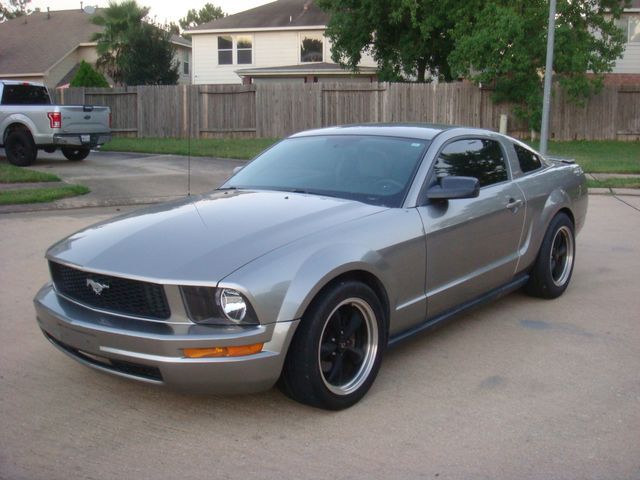 1ZVHT80N585198283-2008-ford-mustang-0