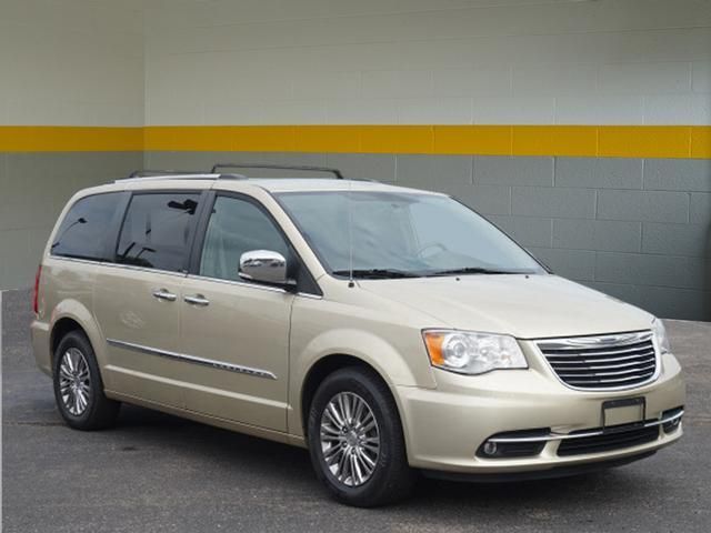 2A4RR6DG5BR784766-2011-chrysler-town-and-country-0