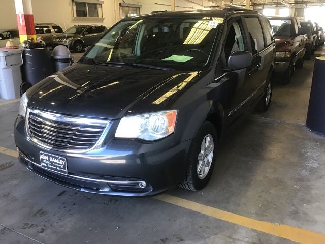 2A4RR5DG7BR697946-2011-chrysler-town-and-country-0