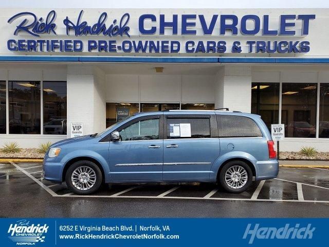 2A4RR6DG2BR783445-2011-chrysler-town-and-country-0