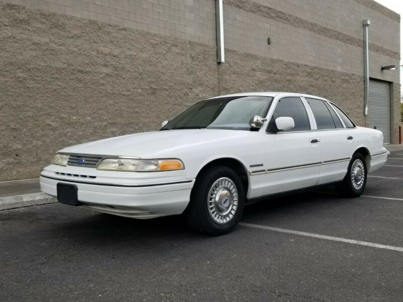 2FACP71W5PX171039-1993-ford-crown-victor