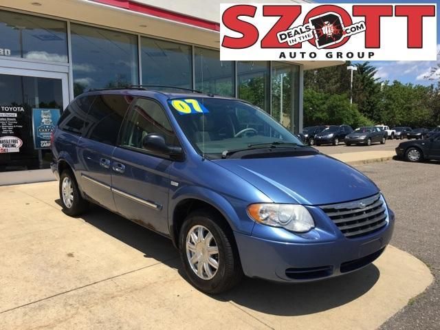 2A4GP54L67R217302-2007-chrysler-town-and-country-0