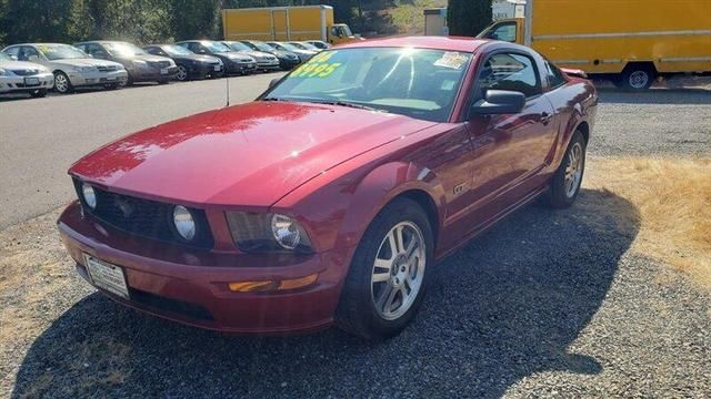 1ZVFT82H165147083-2006-ford-mustang-0