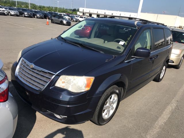 2A8HR54PX8R672980-2008-chrysler-town-country-0